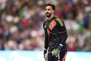 هذه ملياراتنا ونضخها كما نريد .. حارس السعودية منفعلا على صحفي قبل مباراة منتخب عمان هذه ملياراتنا ونضخها كما نريد .. حارس السعودية منفعلا على صحفي قبل مباراة منتخب عمان