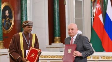 روسيا سيغودنيا ووزارة الإعلام العمانية توقعان مذكرة تفاهم في موسكو