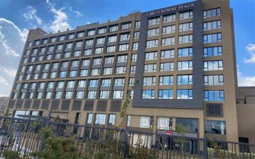 إغلاق كراون بلازا للترميم.. يهوي بأرباح فنادق الخليج السنوية عام 2025