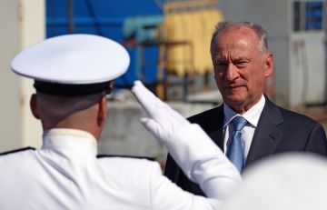 رئيس مجلس الشؤون البحرية الروسي يصل إلى مسقط