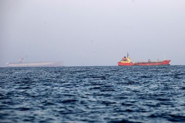 إصابة ناقلة بذخيرة غير معروفة قرب بخاء العمانية ونجاة طاقمها إصابة ناقلة بذخيرة غير معروفة قرب بخاء العمانية ونجاة طاقمها