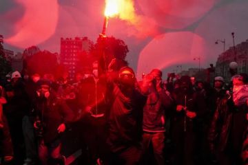 ماكرون يراهن على الانتشار الأمني لاحتواء الاحتجاجات وسط ضغوط الميزانية ماكرون يراهن على الانتشار الأمني لاحتواء الاحتجاجات وسط ضغوط الميزانية