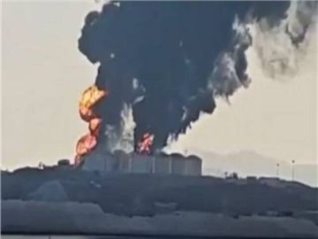 عمان: إخماد الحريق في خزانات وقود ميناء صلالة قد يستغرق بعض الوقت