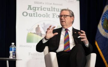 عضو الفيدرالي الأمريكي: الذكاء الاصطناعي وراء تراجع التوظيف عضو الفيدرالي الأمريكي: الذكاء الاصطناعي وراء تراجع التوظيف