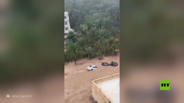 عمان.. سيول شديدة تجرف سيارات في مدينة خصب عمان.. سيول شديدة تجرف سيارات في مدينة خصب