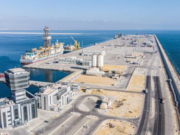 سلطنة عمان.. استهداف خزانات وقود بميناء الدقم التجاري بعدد من المسيرات سلطنة عمان.. استهداف خزانات وقود بميناء الدقم التجاري بعدد من المسيرات