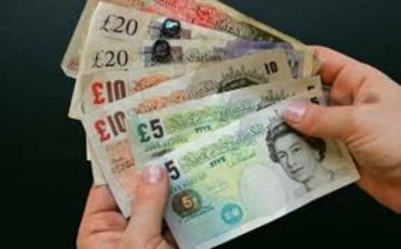 الإسترليني يتراجع مقابل اليورو والدولار الأمريكي