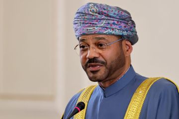 وزير خارجية عمان: نعمل بشكل مكثف على ضمان مرور آمن للسفن عبر مضيق هرمز