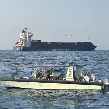 البحرية العمانية تنقذ 24 بحارا بعد قصف صاروخي لسفينة قرب مضيق هرمز