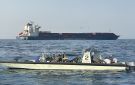 البحرية العمانية تنقذ 24 بحارا بعد قصف صاروخي لسفينة قرب مضيق هرمز