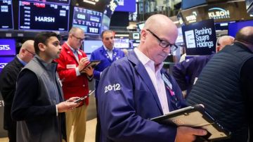 وول ستريت تحت ضغط أسعار النفط وانقسام الفيدرالي التاريخي