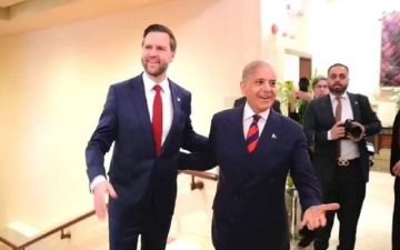 رئيس الوزراء الباكستاني يعقد اجتماعا مع نائب الرئيس الأمريكي