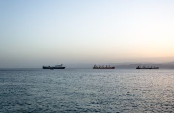 هيئة العمليات البحرية البريطانية: تضرر سفينة حاويات بمقذوف مجهول قرب سواحل عمان