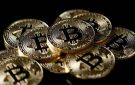 البيتكوين يرتد فوق 63 ألف دولار وسط ضغوط التدفقات الخارجة