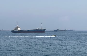 هيئة بريطانية: طاقم السفينة المتضررة قبالة عمان غادرها 