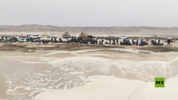 تنظيف شواطئ منطقة رأس مدركة العمانية من التلوث عقب جنوح ناقلة نفط تنظيف شواطئ منطقة رأس مدركة العمانية من التلوث عقب جنوح ناقلة نفط