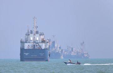 دوي انفجارين في مضيق هرمز.. وناقلة تبلغ عن الواقعة قبالة عمان دوي انفجارين في مضيق هرمز.. وناقلة تبلغ عن الواقعة قبالة عمان