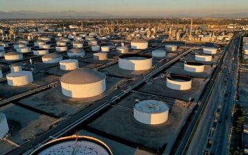 زيادة مفاجئة في مخزونات النفط الأمريكي مع استمرار تراجع الصادرات