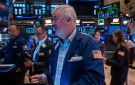  وول ستريت تتراجع مع خسائر التكنولوجيا وسط آمال التهدئة