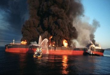 الحرس الثوري يعلن استهداف ناقلة تحت عين الحراسة الأمريكية الحرس الثوري يعلن استهداف ناقلة تحت عين الحراسة الأمريكية