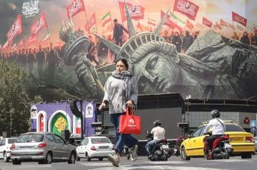 إيران تعلن اتفاقا قريبا مع عمان بشأن مسارات السفن في هرمز، وتعتزم إعلان منطقة محظورة قرب المضيق إيران تعلن اتفاقا قريبا مع عمان بشأن مسارات السفن في هرمز، وتعتزم إعلان منطقة محظورة قرب المضيق