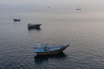 هيئة بحرية: مقذوفات تستهدف ناقلتي نفط في مضيق هرمز