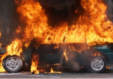 مستعمرون يحرقون مركبتين في بلدة عطارة شمال رام الله مستعمرون يحرقون مركبتين في بلدة عطارة شمال رام الله