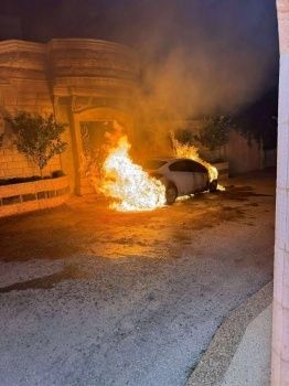 مستوطنون يهاجمون دير دبوان ويحرقون مركبات المواطنين مستوطنون يهاجمون دير دبوان ويحرقون مركبات المواطنين