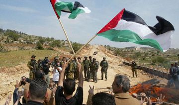 مستوطنون يحرقون مركبة ويحطمون أشجارا في مسافر يطا مستوطنون يحرقون مركبة ويحطمون أشجارا في مسافر يطا