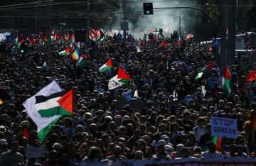عشرات آلاف المتظاهرين في روما يهتفون: الحرية لفلسطين.. أوقفوا الإبادة الجماعية (فيديوهات) عشرات آلاف المتظاهرين في روما يهتفون: الحرية لفلسطين.. أوقفوا الإبادة الجماعية (فيديوهات)