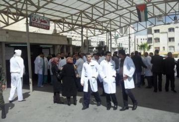 الحكومة برام الله ترضخ لمطالب الأطباء والنقابة تعلق إضرابها الحكومة برام الله ترضخ لمطالب الأطباء والنقابة تعلق إضرابها