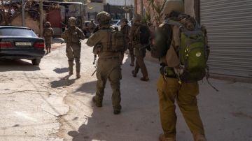 الاحتلال يداهم منازل في الخليل ويعتقل مواطنين ويخرب الممتلكات الاحتلال يداهم منازل في الخليل ويعتقل مواطنين ويخرب الممتلكات