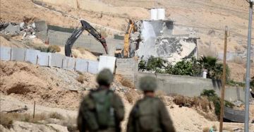 الاحتلال يجبر عائلة أبو رميلة على هدم منزلها في القدس الاحتلال يجبر عائلة أبو رميلة على هدم منزلها في القدس