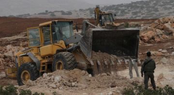 الخليل: الاحتلال يجرف أراضي المواطنين في محيط جبل جويحان الخليل: الاحتلال يجرف أراضي المواطنين في محيط جبل جويحان