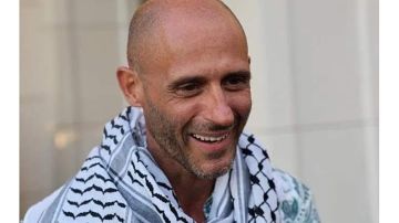 ناشط إيطالي يعتنق الإسلام بعد اعتقاله في إسرائيل (فيديو)