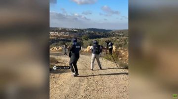 الضفة الغربية.. الجيش الإسرائيلي يطلق قنابل الغاز المسيل للدموع تجاه عدد من الصحفيين الضفة الغربية.. الجيش الإسرائيلي يطلق قنابل الغاز المسيل للدموع تجاه عدد من الصحفيين