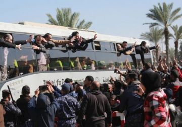 باستثناء الأربعة الكبار.. هؤلاء الاسرى في طريقهم إلى الحرية باستثناء الأربعة الكبار.. هؤلاء الاسرى في طريقهم إلى الحرية