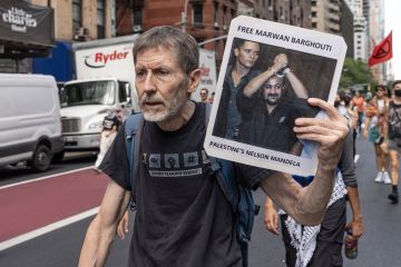 ترامب يعلن رؤيته بشأن محمود عباس ويطلق تصريحا مفاجئا بشأن مروان البرغوثي ترامب يعلن رؤيته بشأن محمود عباس ويطلق تصريحا مفاجئا بشأن مروان البرغوثي