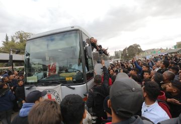 القناة 12 الإسرائيلية: 1966 أسيرا فلسطينيا على متن الحافلات بانتظار الإفراج عنهم القناة 12 الإسرائيلية: 1966 أسيرا فلسطينيا على متن الحافلات بانتظار الإفراج عنهم