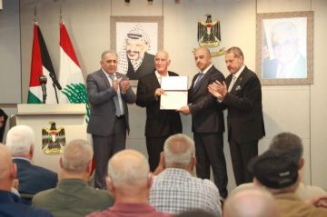 الرئيس عباس يمنح اللواء صبحي أبو عرب ميدالية الخدمة الممتازة من الطبقة الذهبية