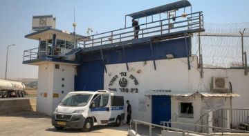 الشاباك يعترض على نحو 100 اسم أسير ويستبعد 25 قائدا بارزا الشاباك يعترض على نحو 100 اسم أسير ويستبعد 25 قائدا بارزا