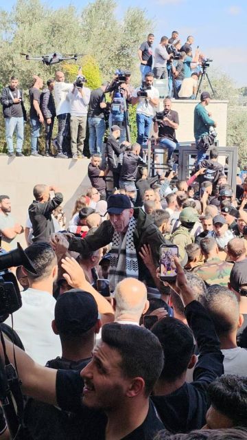 بالفيديو والصور بدء الإفراج عن الأسرى الفلسطينيين من سجون الاحتلال بالفيديو والصور بدء الإفراج عن الأسرى الفلسطينيين من سجون الاحتلال