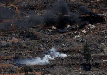 الاحتلال يصيب مواطنين بالاختناق ويعتقل 3 آخرين جنوب الخليل