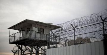 إعلام الأسرى محذرا: حياة الأسير عمر العبد في خطر حقيقي