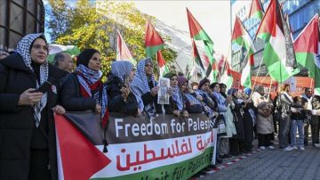 برلين.. متظاهرون يتضامنون مع فلسطين ويطالبون بعدم تسليح الاحتلال برلين.. متظاهرون يتضامنون مع فلسطين ويطالبون بعدم تسليح الاحتلال