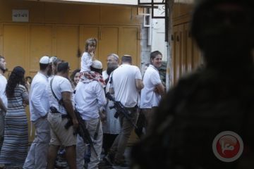 صور- مستوطنون يقتحمون أسواق البلدة القديمة في الخليل بحماية قوات الاحتلال صور- مستوطنون يقتحمون أسواق البلدة القديمة في الخليل بحماية قوات الاحتلال