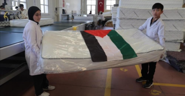 طلاب أتراك ينتجون أسرة وأطقم نوم لإرسالها إلى غزة طلاب أتراك ينتجون أسرة وأطقم نوم لإرسالها إلى غزة
