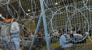 كاتس يوقع أمرا بمنع الصليب الأحمر من زيارة الأسرى الفلسطينيين كاتس يوقع أمرا بمنع الصليب الأحمر من زيارة الأسرى الفلسطينيين