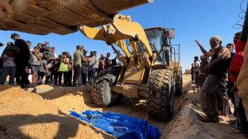 دفن جثامين عشرات الأسرى مجهولي الهوية بمقبرة جماعية بدير البلح دفن جثامين عشرات الأسرى مجهولي الهوية بمقبرة جماعية بدير البلح