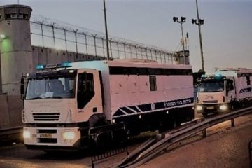 إسرائيل تبدأ بنقل الأسرى الفلسطينيين تمهيدا لإطلاق سراحهم إسرائيل تبدأ بنقل الأسرى الفلسطينيين تمهيدا لإطلاق سراحهم